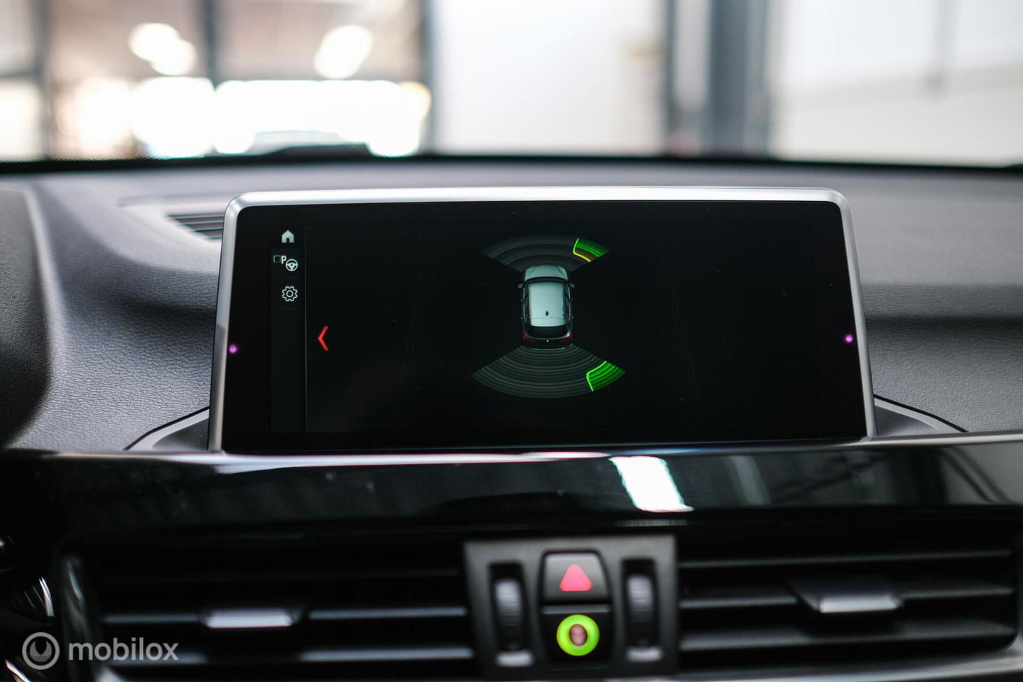 BMW X1 sDrive18i High Executive | 1e eigenaar | Dealer OH | Trekhaak | Leder | Sportstoelen | HUD | Stoelverwarming | Clima | LED |