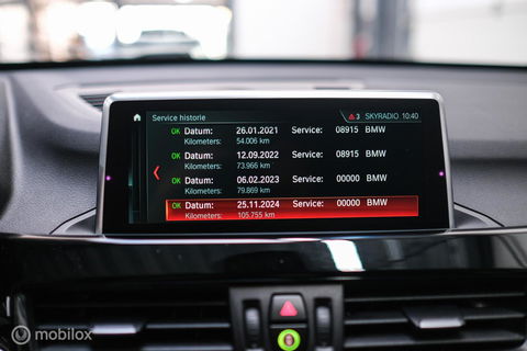 BMW X1 sDrive18i High Executive | 1e eigenaar | Dealer OH | Trekhaak | Leder | Sportstoelen | HUD | Stoelverwarming | Clima | LED |