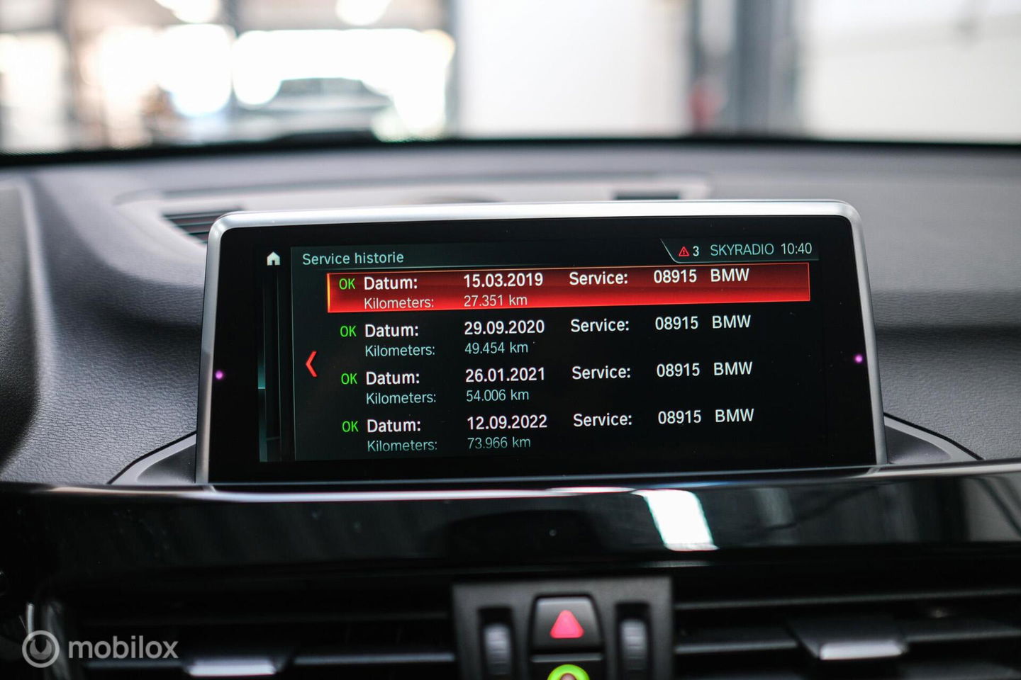 BMW X1 sDrive18i High Executive | 1e eigenaar | Dealer OH | Trekhaak | Leder | Sportstoelen | HUD | Stoelverwarming | Clima | LED |