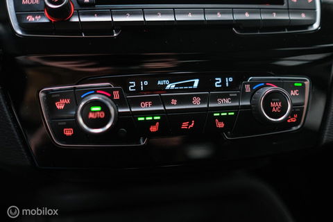 BMW X1 sDrive18i High Executive | 1e eigenaar | Dealer OH | Trekhaak | Leder | Sportstoelen | HUD | Stoelverwarming | Clima | LED |