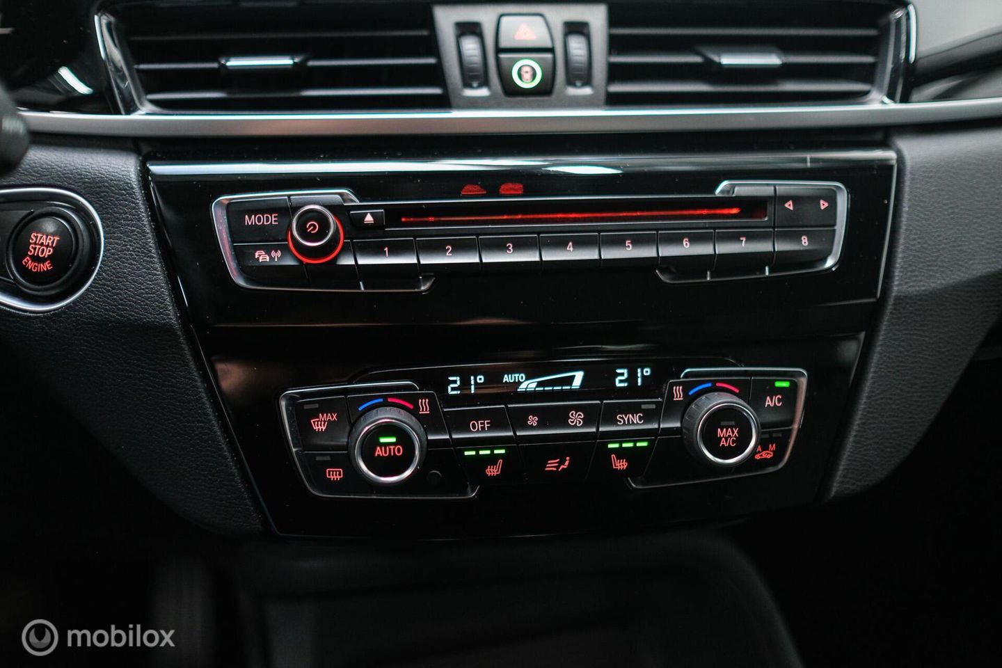 BMW X1 sDrive18i High Executive | 1e eigenaar | Dealer OH | Trekhaak | Leder | Sportstoelen | HUD | Stoelverwarming | Clima | LED |