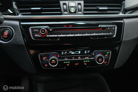 BMW X1 sDrive18i High Executive | 1e eigenaar | Dealer OH | Trekhaak | Leder | Sportstoelen | HUD | Stoelverwarming | Clima | LED |