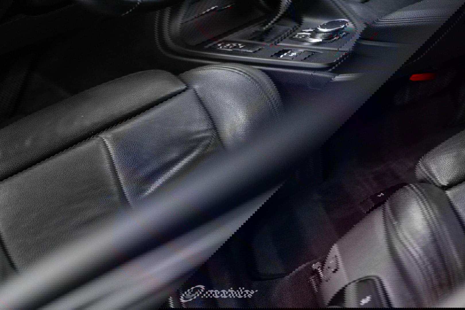 BMW X1 sDrive18i High Executive | 1e eigenaar | Dealer OH | Trekhaak | Leder | Sportstoelen | HUD | Stoelverwarming | Clima | LED |