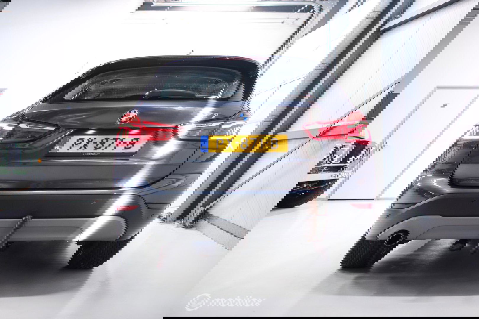 BMW X1 sDrive18i High Executive | 1e eigenaar | Dealer OH | Trekhaak | Leder | Sportstoelen | HUD | Stoelverwarming | Clima | LED |