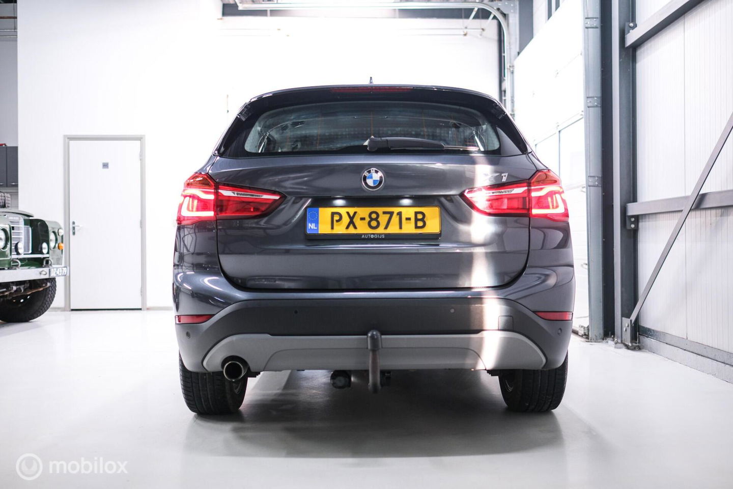 BMW X1 sDrive18i High Executive | 1e eigenaar | Dealer OH | Trekhaak | Leder | Sportstoelen | HUD | Stoelverwarming | Clima | LED |
