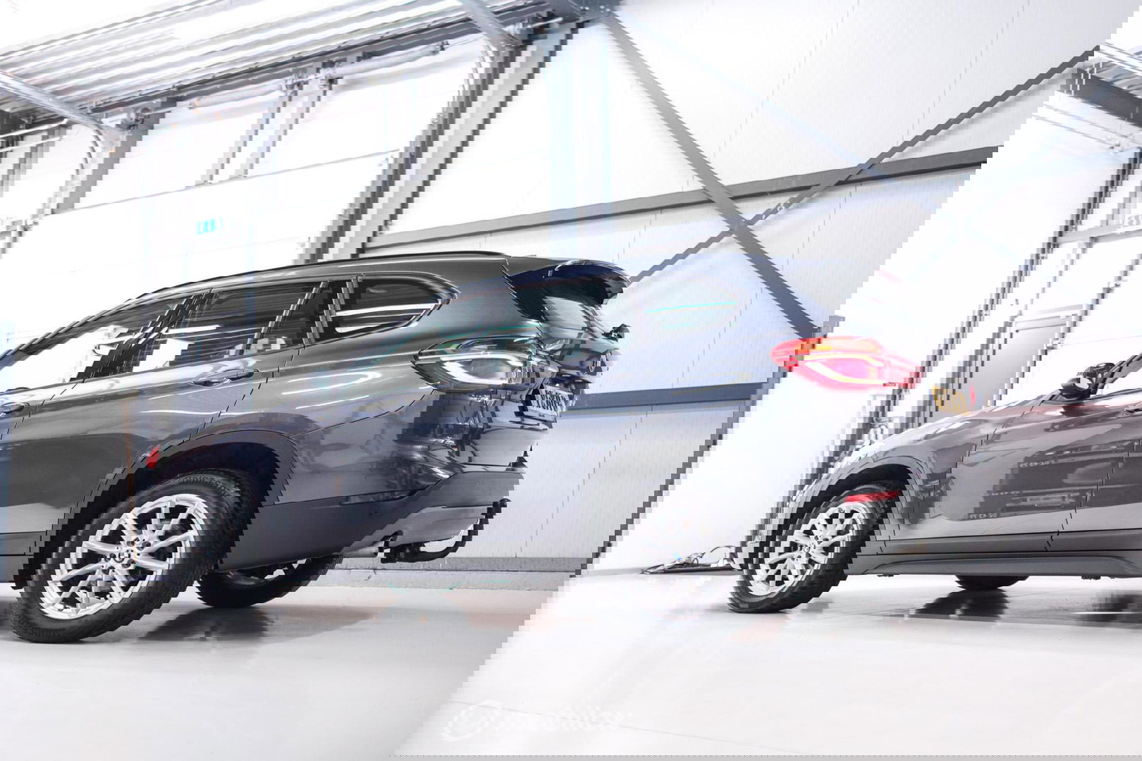 BMW X1 sDrive18i High Executive | 1e eigenaar | Dealer OH | Trekhaak | Leder | Sportstoelen | HUD | Stoelverwarming | Clima | LED |