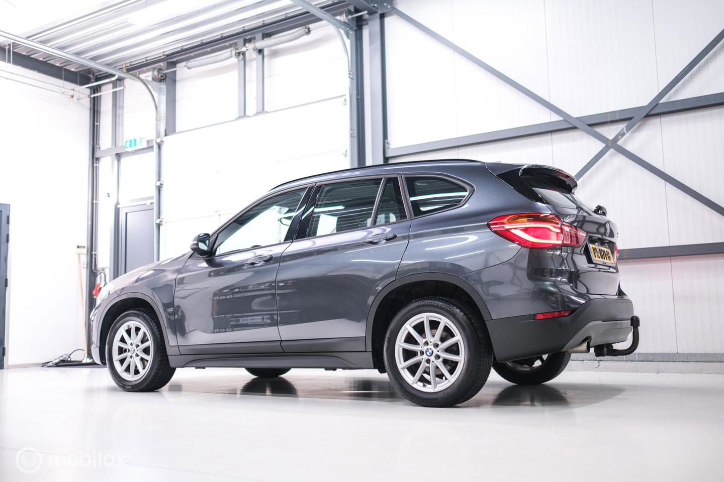 BMW X1 sDrive18i High Executive | 1e eigenaar | Dealer OH | Trekhaak | Leder | Sportstoelen | HUD | Stoelverwarming | Clima | LED |