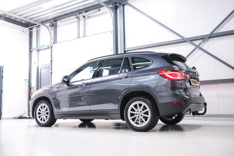 BMW X1 sDrive18i High Executive | 1e eigenaar | Dealer OH | Trekhaak | Leder | Sportstoelen | HUD | Stoelverwarming | Clima | LED |