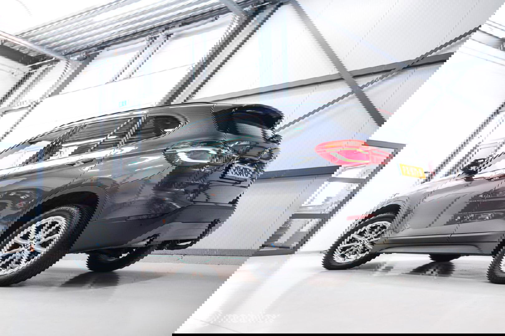 BMW X1 sDrive18i High Executive | 1e eigenaar | Dealer OH | Trekhaak | Leder | Sportstoelen | HUD | Stoelverwarming | Clima | LED |