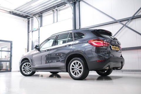 BMW X1 sDrive18i High Executive | 1e eigenaar | Dealer OH | Trekhaak | Leder | Sportstoelen | HUD | Stoelverwarming | Clima | LED |