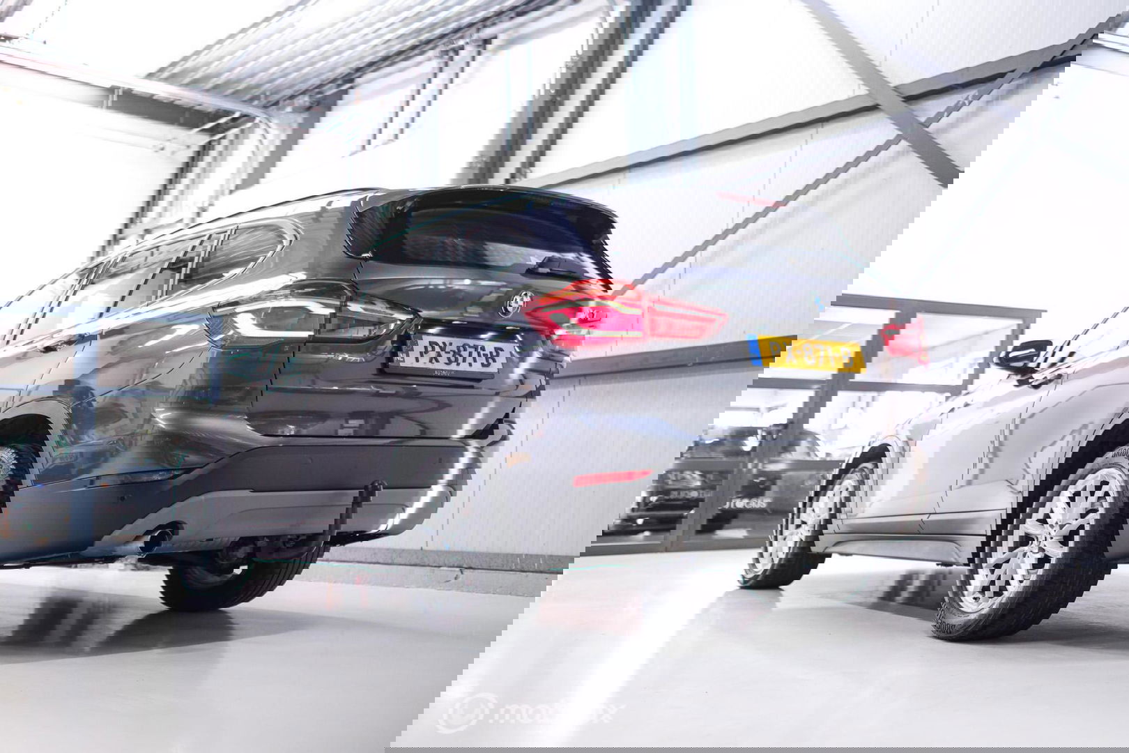 BMW X1 sDrive18i High Executive | 1e eigenaar | Dealer OH | Trekhaak | Leder | Sportstoelen | HUD | Stoelverwarming | Clima | LED |