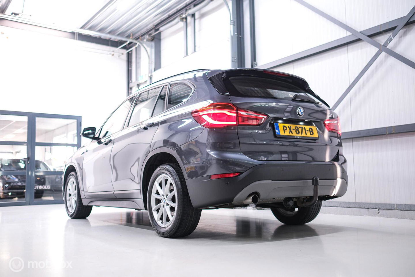BMW X1 sDrive18i High Executive | 1e eigenaar | Dealer OH | Trekhaak | Leder | Sportstoelen | HUD | Stoelverwarming | Clima | LED |