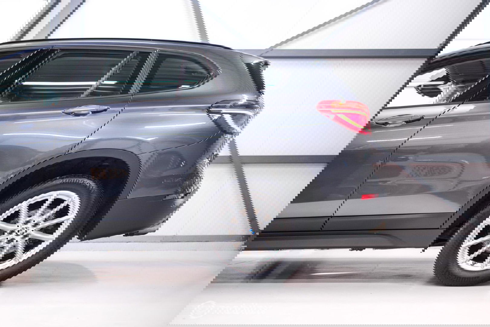 BMW X1 sDrive18i High Executive | 1e eigenaar | Dealer OH | Trekhaak | Leder | Sportstoelen | HUD | Stoelverwarming | Clima | LED |