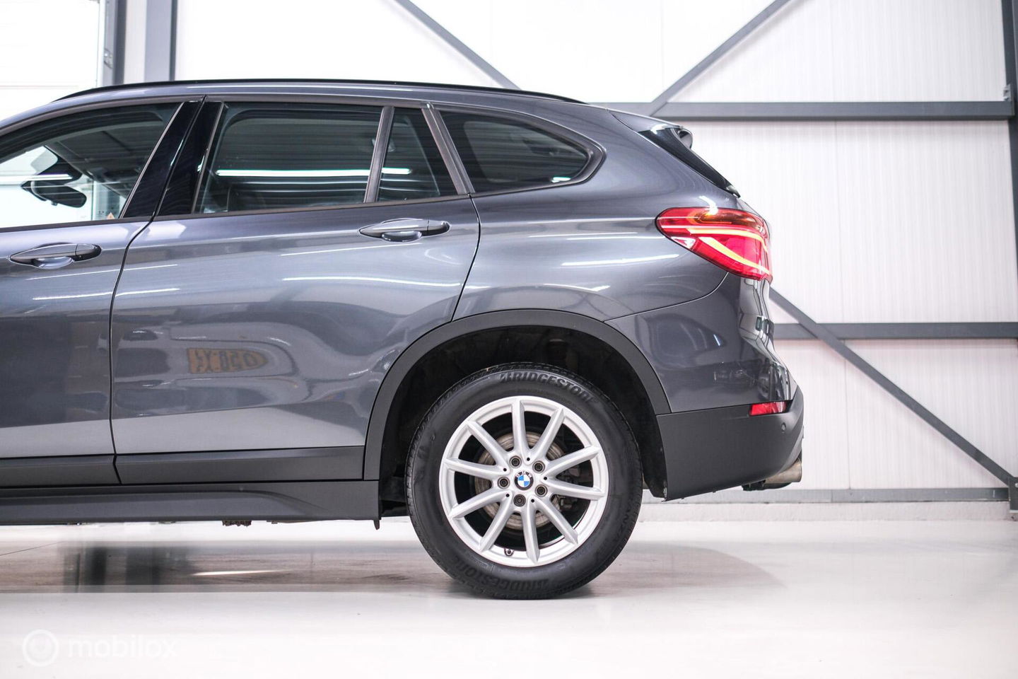 BMW X1 sDrive18i High Executive | 1e eigenaar | Dealer OH | Trekhaak | Leder | Sportstoelen | HUD | Stoelverwarming | Clima | LED |