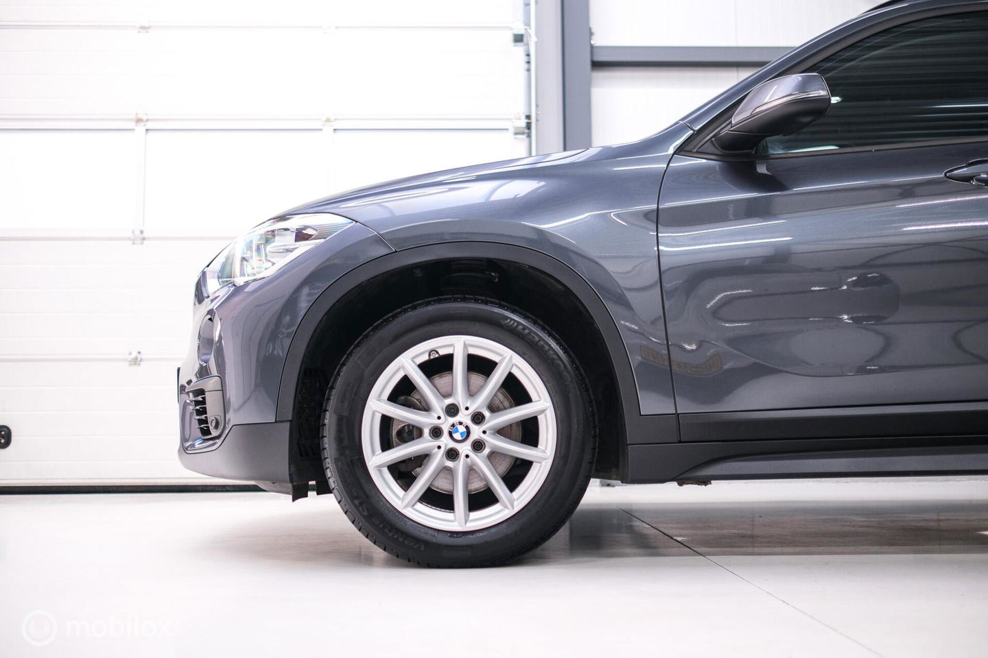 BMW X1 sDrive18i High Executive | 1e eigenaar | Dealer OH | Trekhaak | Leder | Sportstoelen | HUD | Stoelverwarming | Clima | LED |