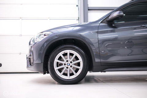 BMW X1 sDrive18i High Executive | 1e eigenaar | Dealer OH | Trekhaak | Leder | Sportstoelen | HUD | Stoelverwarming | Clima | LED |