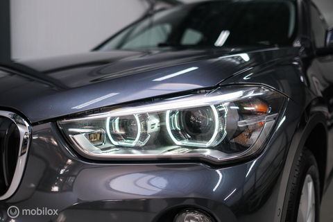 BMW X1 sDrive18i High Executive | 1e eigenaar | Dealer OH | Trekhaak | Leder | Sportstoelen | HUD | Stoelverwarming | Clima | LED |