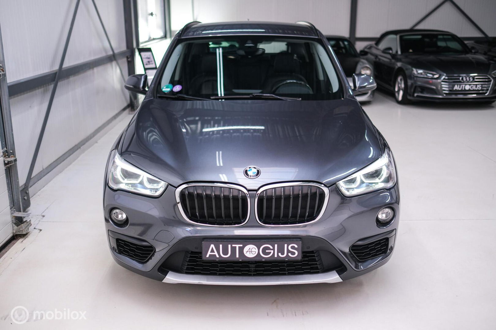 BMW X1 sDrive18i High Executive | 1e eigenaar | Dealer OH | Trekhaak | Leder | Sportstoelen | HUD | Stoelverwarming | Clima | LED |