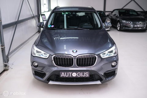 BMW X1 sDrive18i High Executive | 1e eigenaar | Dealer OH | Trekhaak | Leder | Sportstoelen | HUD | Stoelverwarming | Clima | LED |