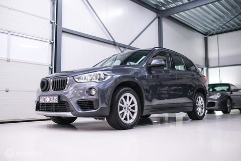 BMW X1 sDrive18i High Executive | 1e eigenaar | Dealer OH | Trekhaak | Leder | Sportstoelen | HUD | Stoelverwarming | Clima | LED |
