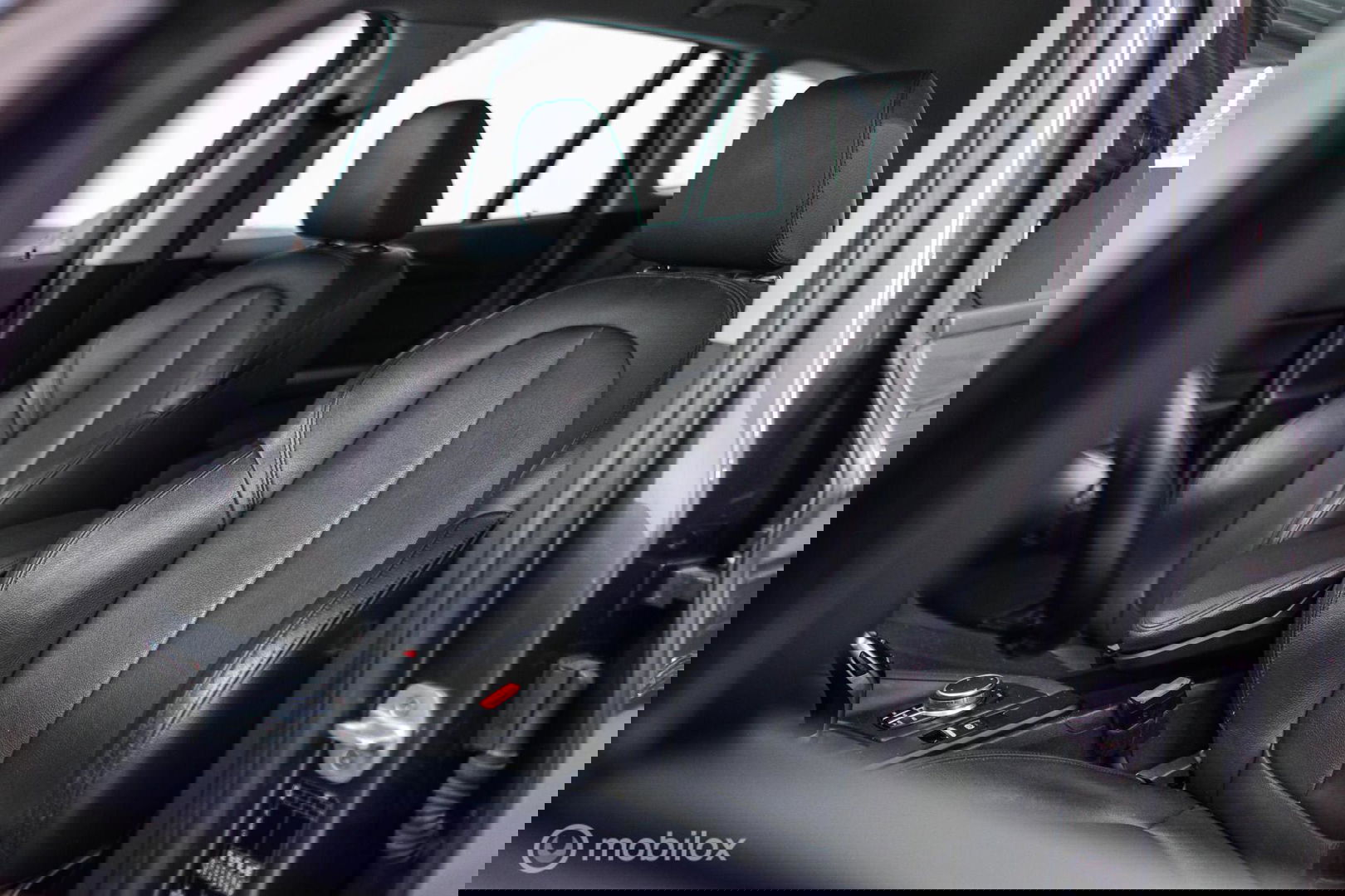 BMW X1 sDrive18i High Executive | 1e eigenaar | Dealer OH | Trekhaak | Leder | Sportstoelen | HUD | Stoelverwarming | Clima | LED |