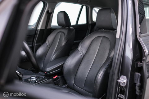 BMW X1 sDrive18i High Executive | 1e eigenaar | Dealer OH | Trekhaak | Leder | Sportstoelen | HUD | Stoelverwarming | Clima | LED |