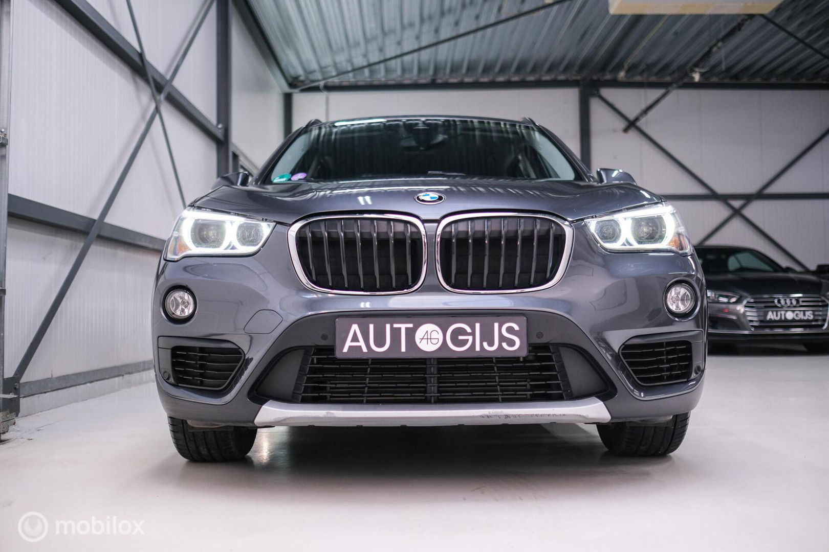 BMW X1 sDrive18i High Executive | 1e eigenaar | Dealer OH | Trekhaak | Leder | Sportstoelen | HUD | Stoelverwarming | Clima | LED |