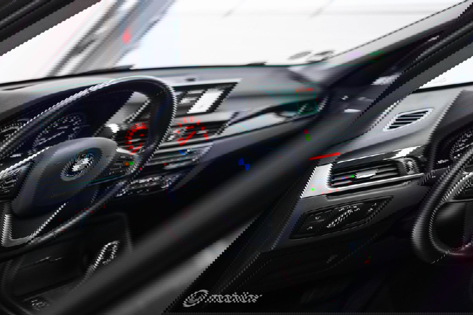 BMW X1 sDrive18i High Executive | 1e eigenaar | Dealer OH | Trekhaak | Leder | Sportstoelen | HUD | Stoelverwarming | Clima | LED |