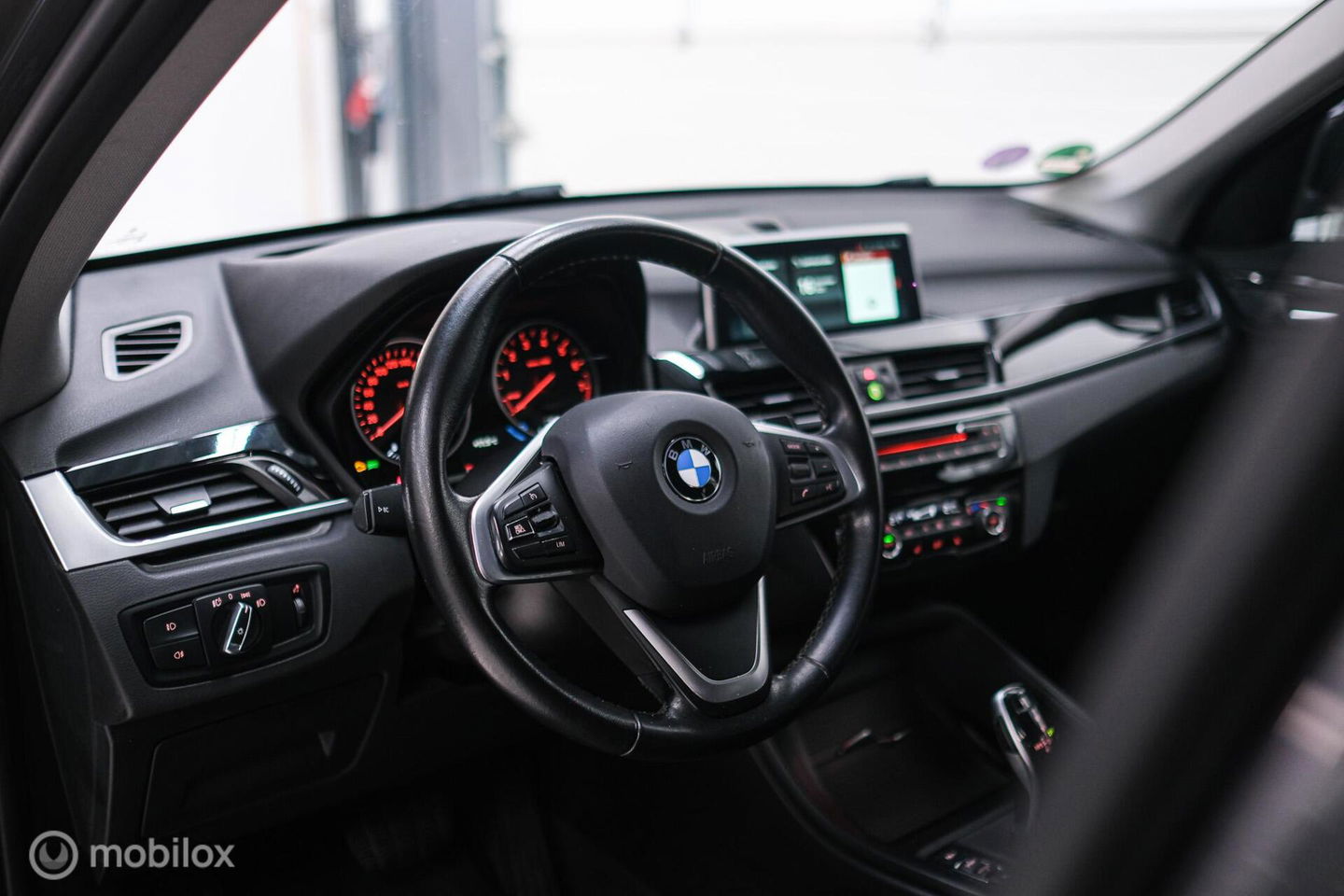 BMW X1 sDrive18i High Executive | 1e eigenaar | Dealer OH | Trekhaak | Leder | Sportstoelen | HUD | Stoelverwarming | Clima | LED |