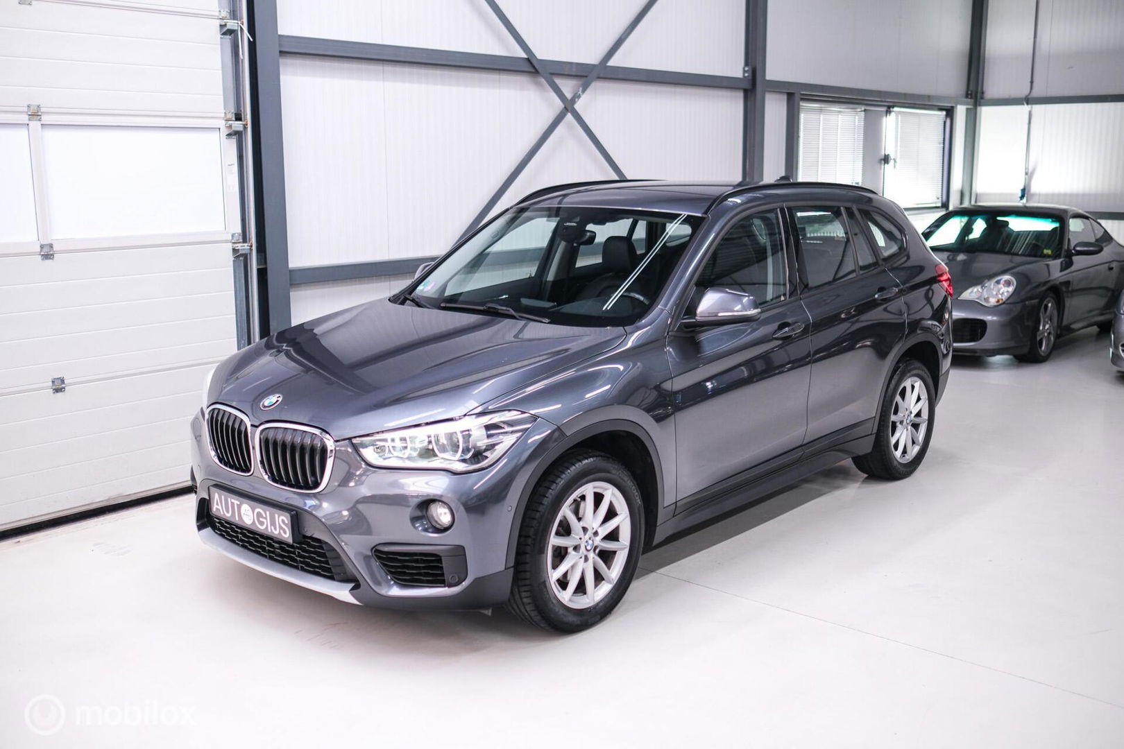 BMW X1 sDrive18i High Executive | 1e eigenaar | Dealer OH | Trekhaak | Leder | Sportstoelen | HUD | Stoelverwarming | Clima | LED |