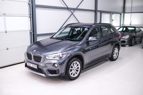 BMW X1 sDrive18i High Executive | 1e eigenaar | Dealer OH | Trekhaak | Leder | Sportstoelen | HUD | Stoelverwarming | Clima | LED |