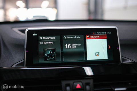 BMW X1 sDrive18i High Executive | 1e eigenaar | Dealer OH | Trekhaak | Leder | Sportstoelen | HUD | Stoelverwarming | Clima | LED |