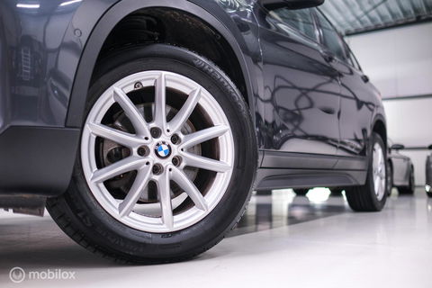 BMW X1 sDrive18i High Executive | 1e eigenaar | Dealer OH | Trekhaak | Leder | Sportstoelen | HUD | Stoelverwarming | Clima | LED |