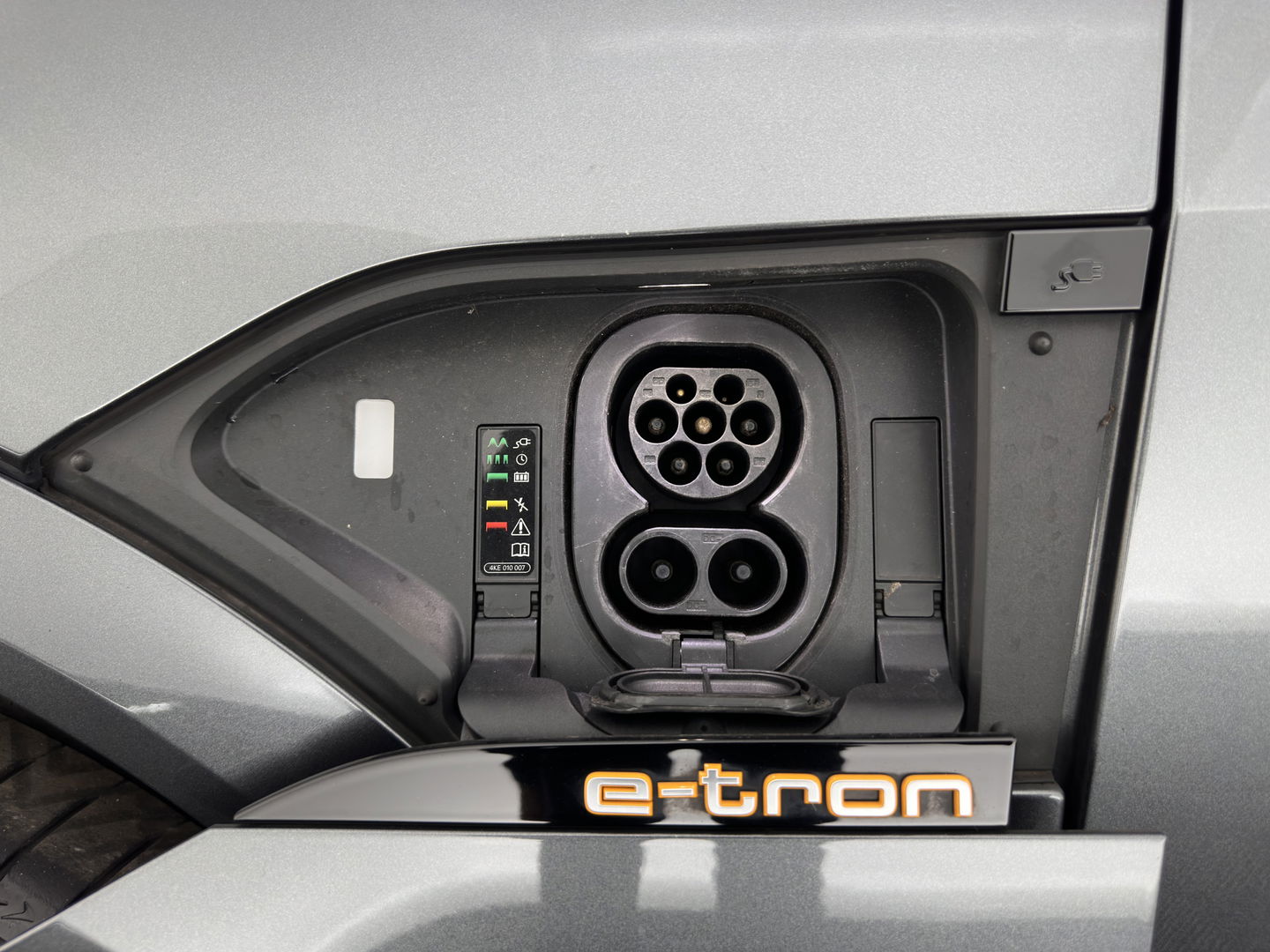 Audi e-tron Sportback 50 Quattro S-Line Black-Edition 71 kWh [3-Fase] {SOH-99%} (INCL-BTW) *PANO | LEATHER-ALCANTARA | ADAPTIVE-CRUISE | FULL-LED | DIGI-COCKPIT | KEYLESS | MEMORY-PACK | CAMERA | NAVI-FULLMAP | SHIFT-PADDLES | DAB+ | COMFORT-SEATS | 21''ALU*