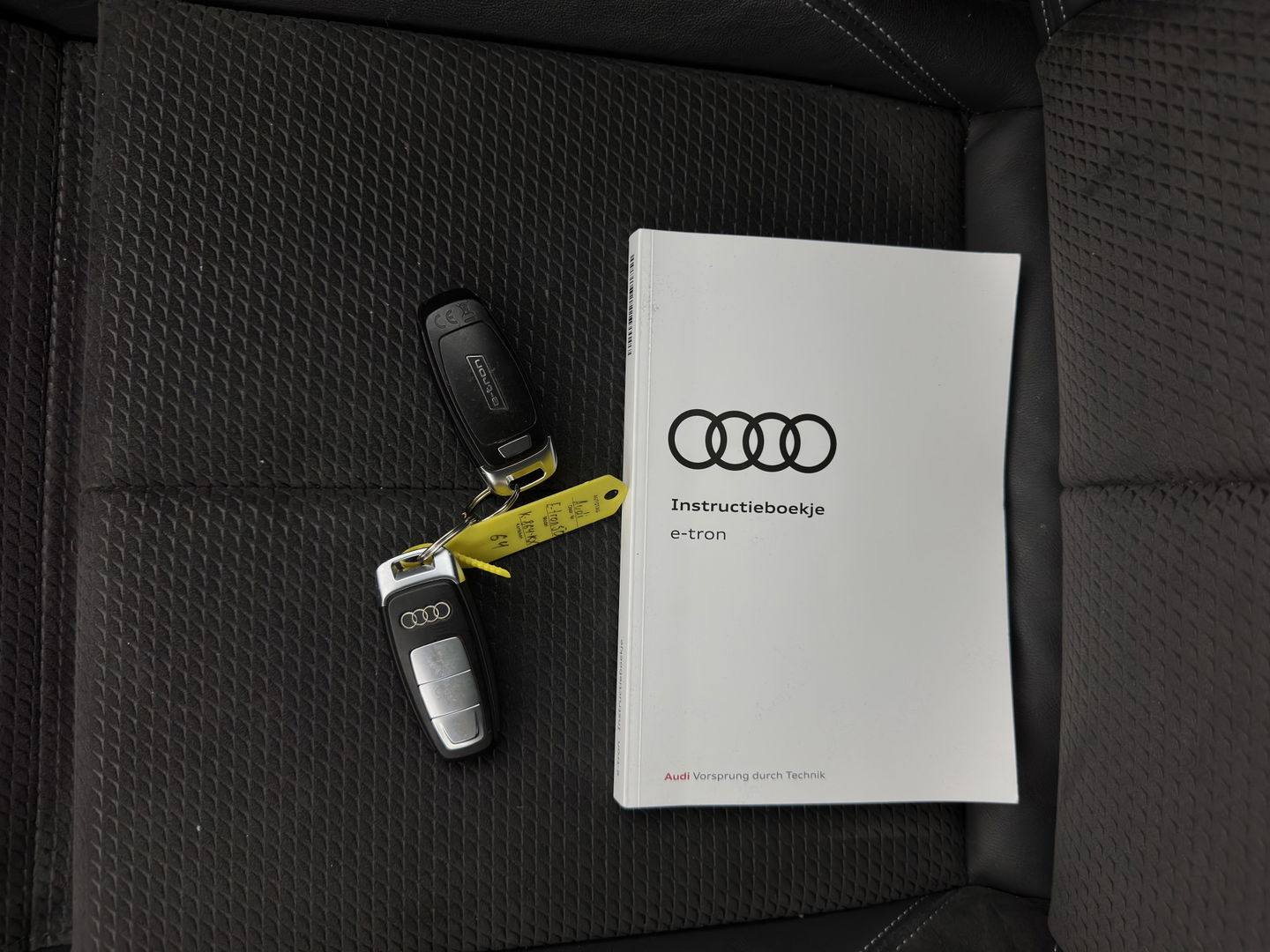 Audi e-tron Sportback 50 Quattro S-Line Black-Edition 71 kWh [3-Fase] {SOH-99%} (INCL-BTW) *PANO | LEATHER-ALCANTARA | ADAPTIVE-CRUISE | FULL-LED | DIGI-COCKPIT | KEYLESS | MEMORY-PACK | CAMERA | NAVI-FULLMAP | SHIFT-PADDLES | DAB+ | COMFORT-SEATS | 21''ALU*