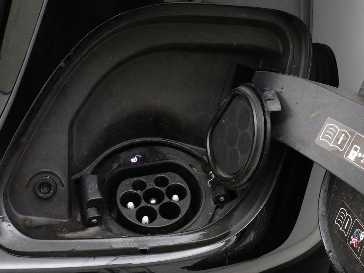 Mercedes-Benz C-Klasse 300e AMG Night | Adaptive cruise | Stoelverwarming | Carplay | Leder/Alcantara | Camera | Burmester Surround | Navigatie | Sfeerverlichting | Digital Cockpit | PHEV | Plug In