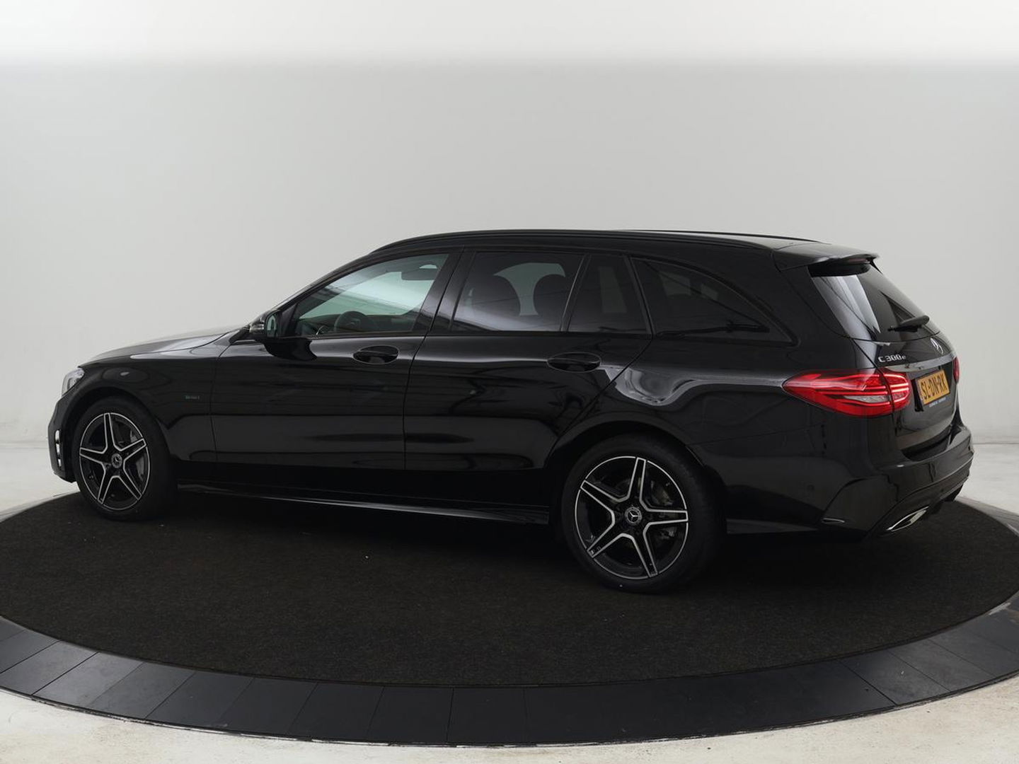 Mercedes-Benz C-Klasse 300e AMG Night | Adaptive cruise | Stoelverwarming | Carplay | Leder/Alcantara | Camera | Burmester Surround | Navigatie | Sfeerverlichting | Digital Cockpit | PHEV | Plug In