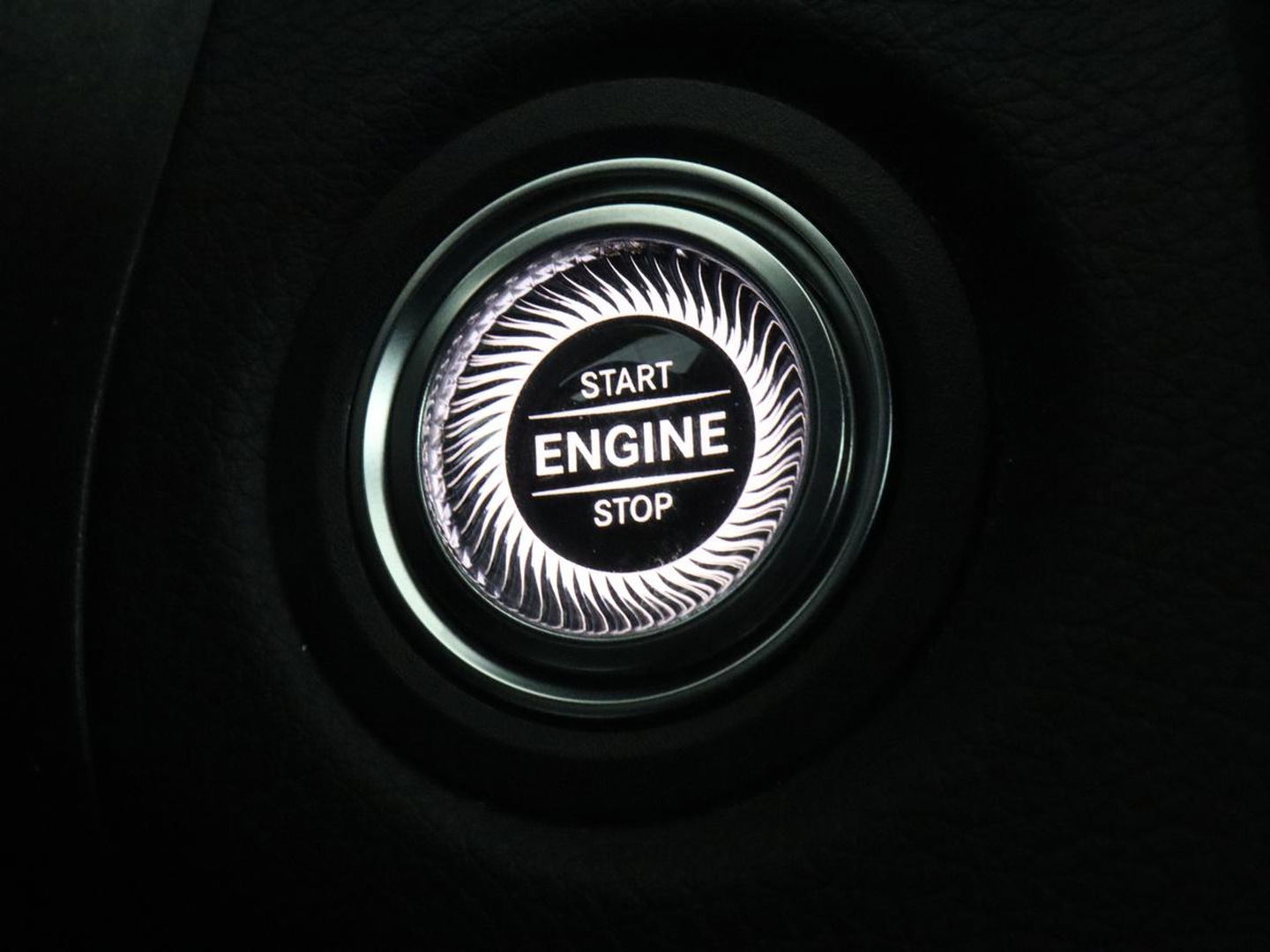 Mercedes-Benz C-Klasse 300e AMG Night | Adaptive cruise | Stoelverwarming | Carplay | Leder/Alcantara | Camera | Burmester Surround | Navigatie | Sfeerverlichting | Digital Cockpit | PHEV | Plug In