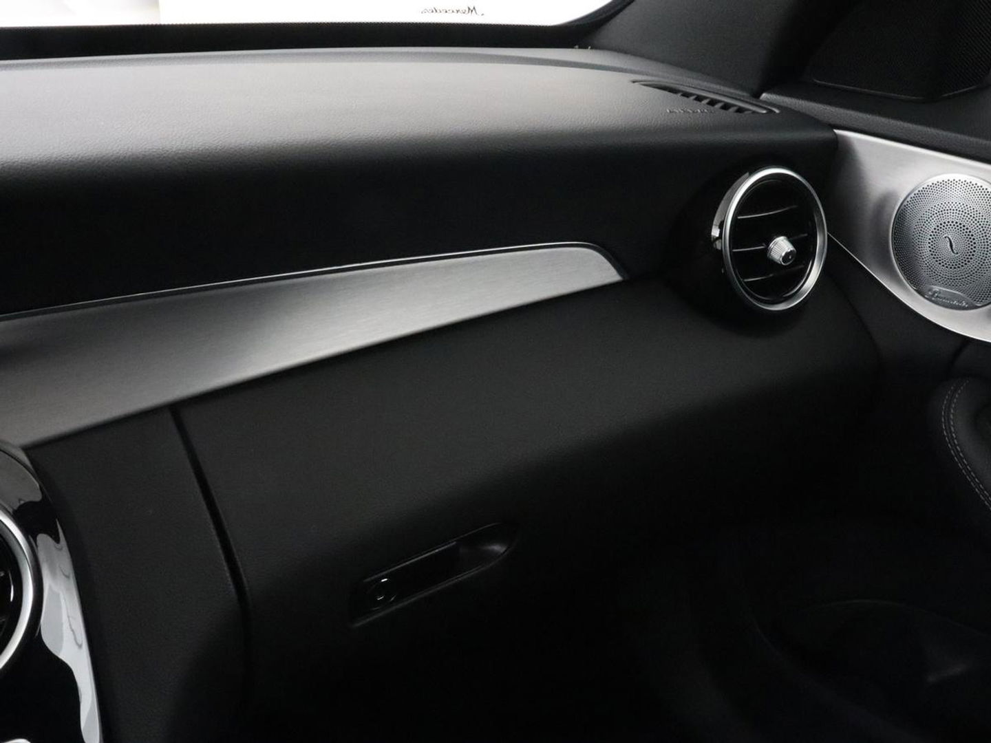 Mercedes-Benz C-Klasse 300e AMG Night | Adaptive cruise | Stoelverwarming | Carplay | Leder/Alcantara | Camera | Burmester Surround | Navigatie | Sfeerverlichting | Digital Cockpit | PHEV | Plug In