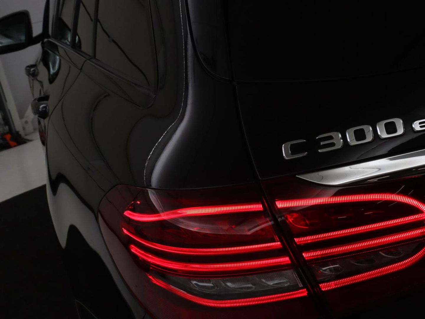 Mercedes-Benz C-Klasse 300e AMG Night | Adaptive cruise | Stoelverwarming | Carplay | Leder/Alcantara | Camera | Burmester Surround | Navigatie | Sfeerverlichting | Digital Cockpit | PHEV | Plug In