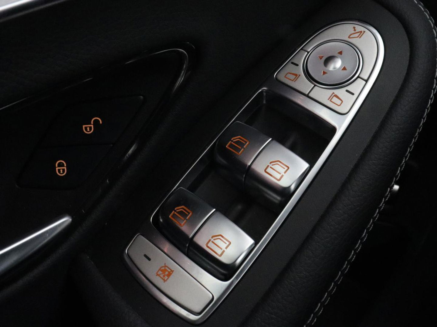 Mercedes-Benz C-Klasse 300e AMG Night | Adaptive cruise | Stoelverwarming | Carplay | Leder/Alcantara | Camera | Burmester Surround | Navigatie | Sfeerverlichting | Digital Cockpit | PHEV | Plug In