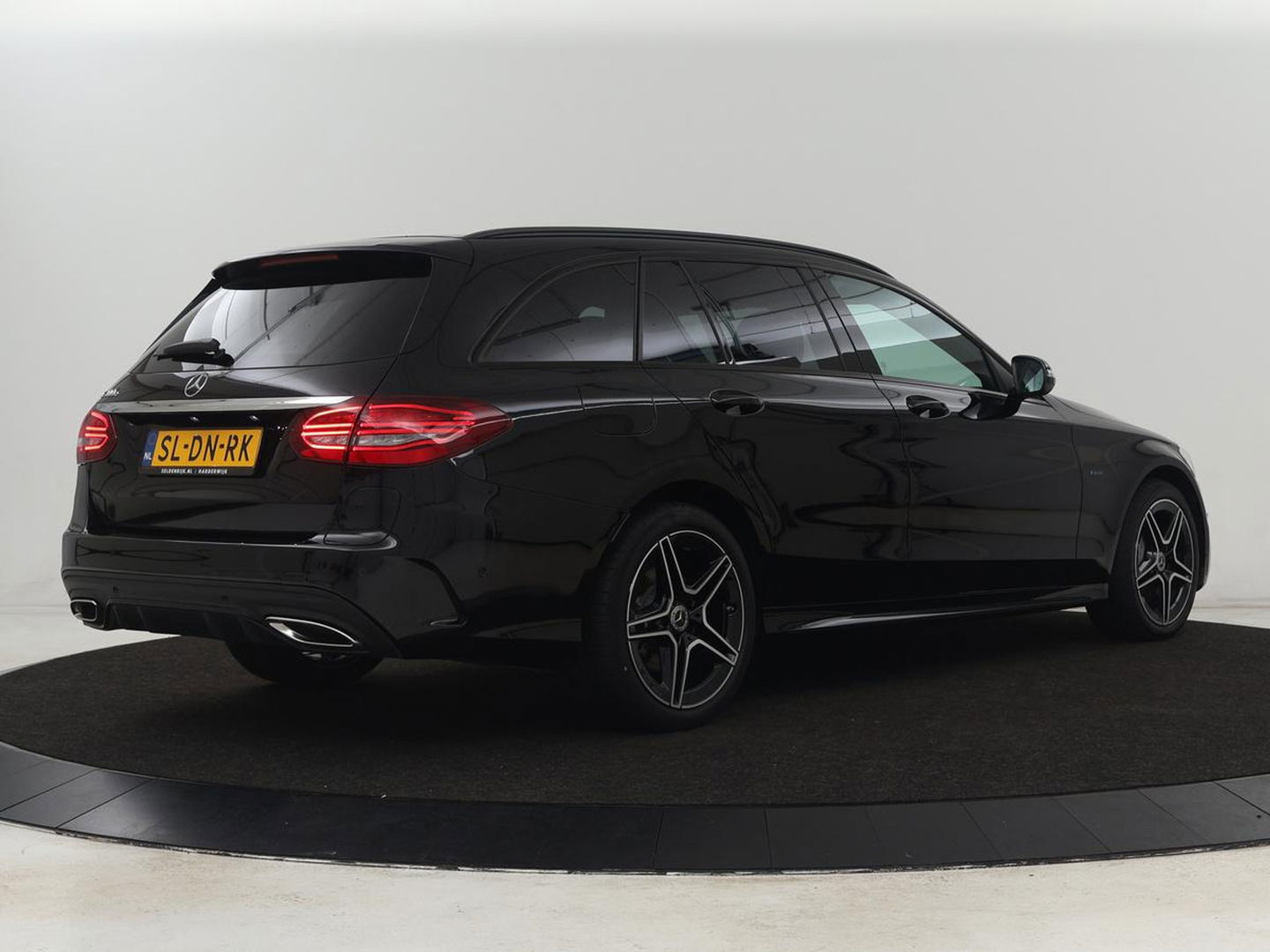 Mercedes-Benz C-Klasse 300e AMG Night | Adaptive cruise | Stoelverwarming | Carplay | Leder/Alcantara | Camera | Burmester Surround | Navigatie | Sfeerverlichting | Digital Cockpit | PHEV | Plug In