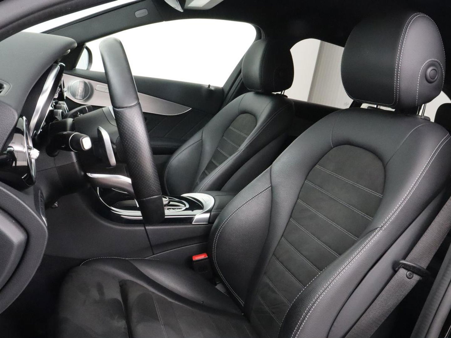 Mercedes-Benz C-Klasse 300e AMG Night | Adaptive cruise | Stoelverwarming | Carplay | Leder/Alcantara | Camera | Burmester Surround | Navigatie | Sfeerverlichting | Digital Cockpit | PHEV | Plug In