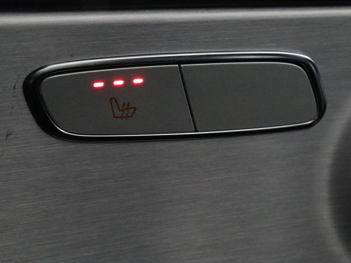 Mercedes-Benz C-Klasse 300e AMG Night | Adaptive cruise | Stoelverwarming | Carplay | Leder/Alcantara | Camera | Burmester Surround | Navigatie | Sfeerverlichting | Digital Cockpit | PHEV | Plug In