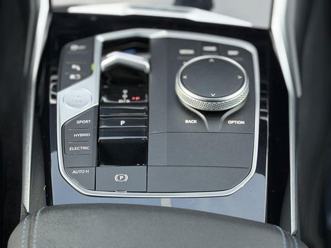 BMW 3-serie 320e High Ex. M-Sport Pro |M-Seats|Memory|Ad. M onderstel|19"|Cam|HiFi