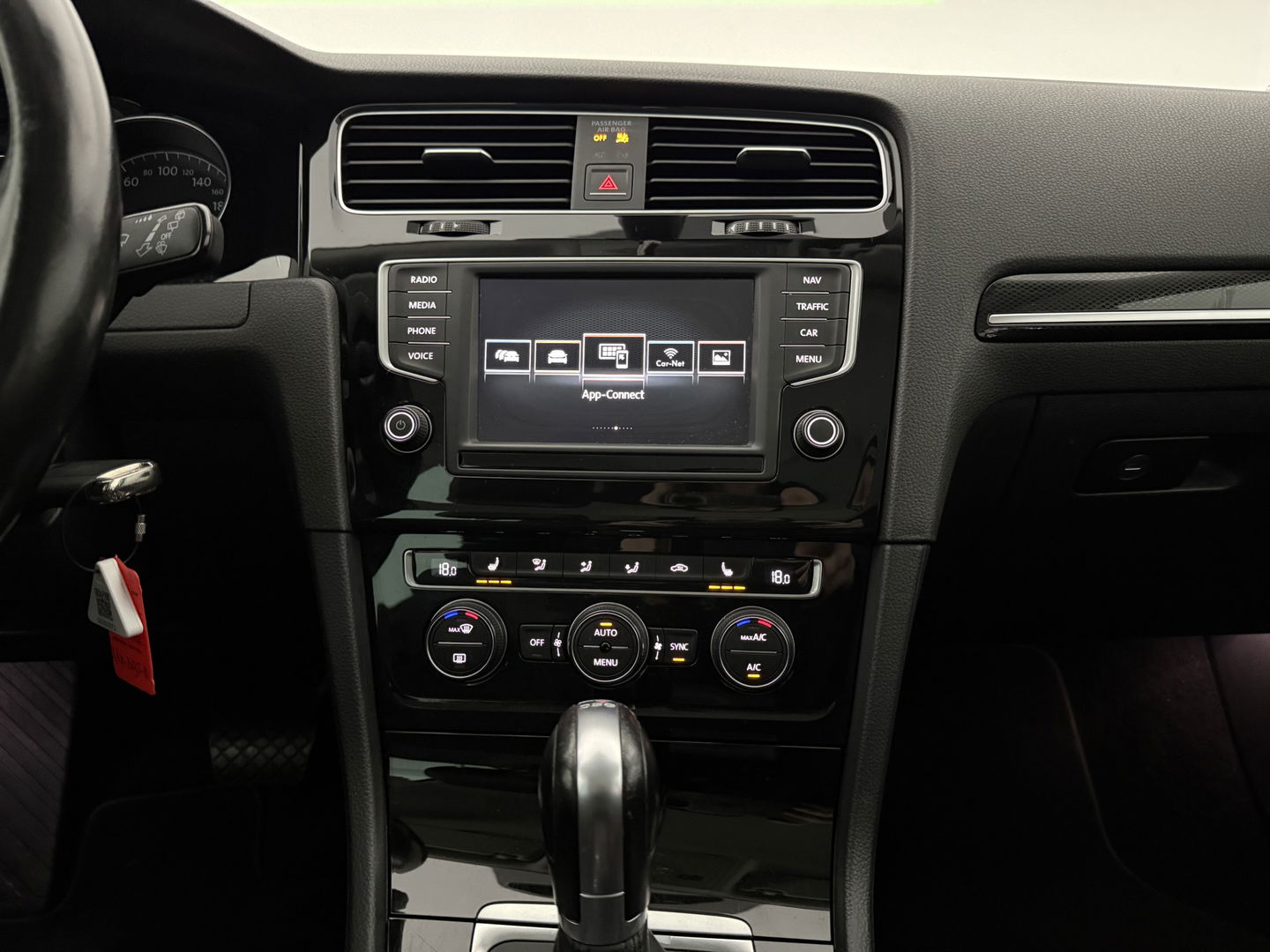 Volkswagen Golf 1.4 TSI R-Line | Camera | Cruise | Clima | Massage | Stoelverw. | Parkeersens. | NAP