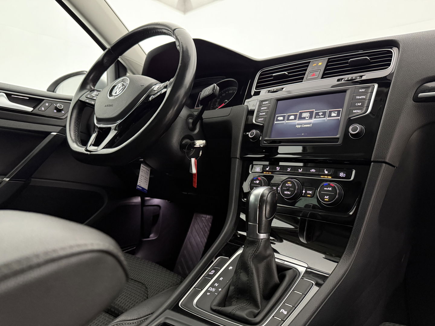 Volkswagen Golf 1.4 TSI R-Line | Camera | Cruise | Clima | Massage | Stoelverw. | Parkeersens. | NAP