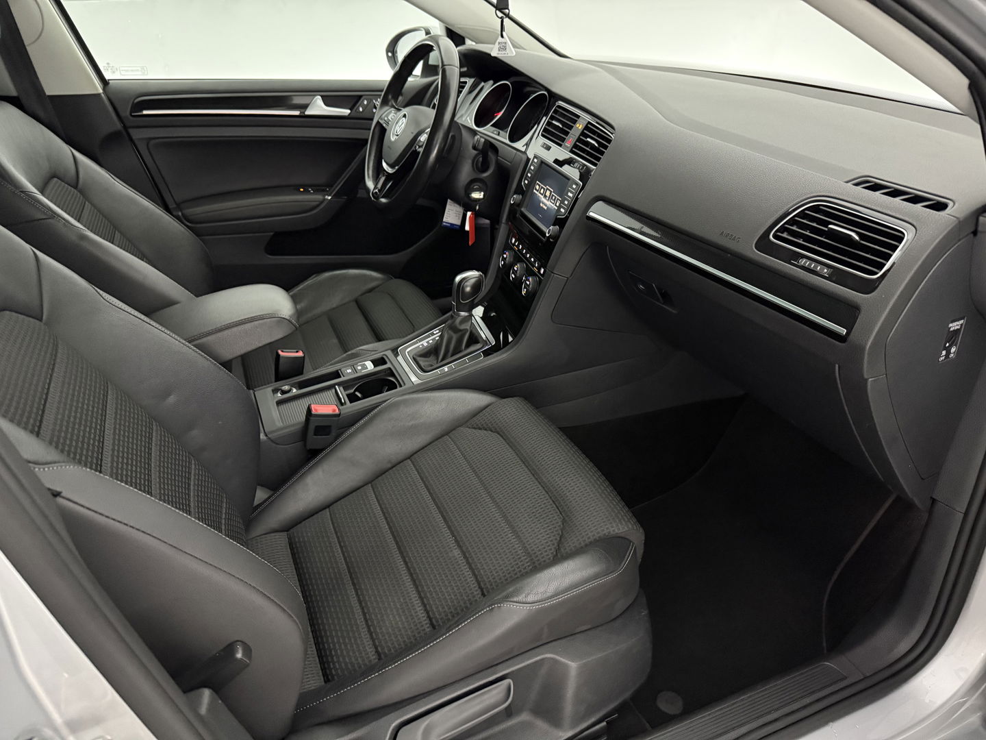 Volkswagen Golf 1.4 TSI R-Line | Camera | Cruise | Clima | Massage | Stoelverw. | Parkeersens. | NAP