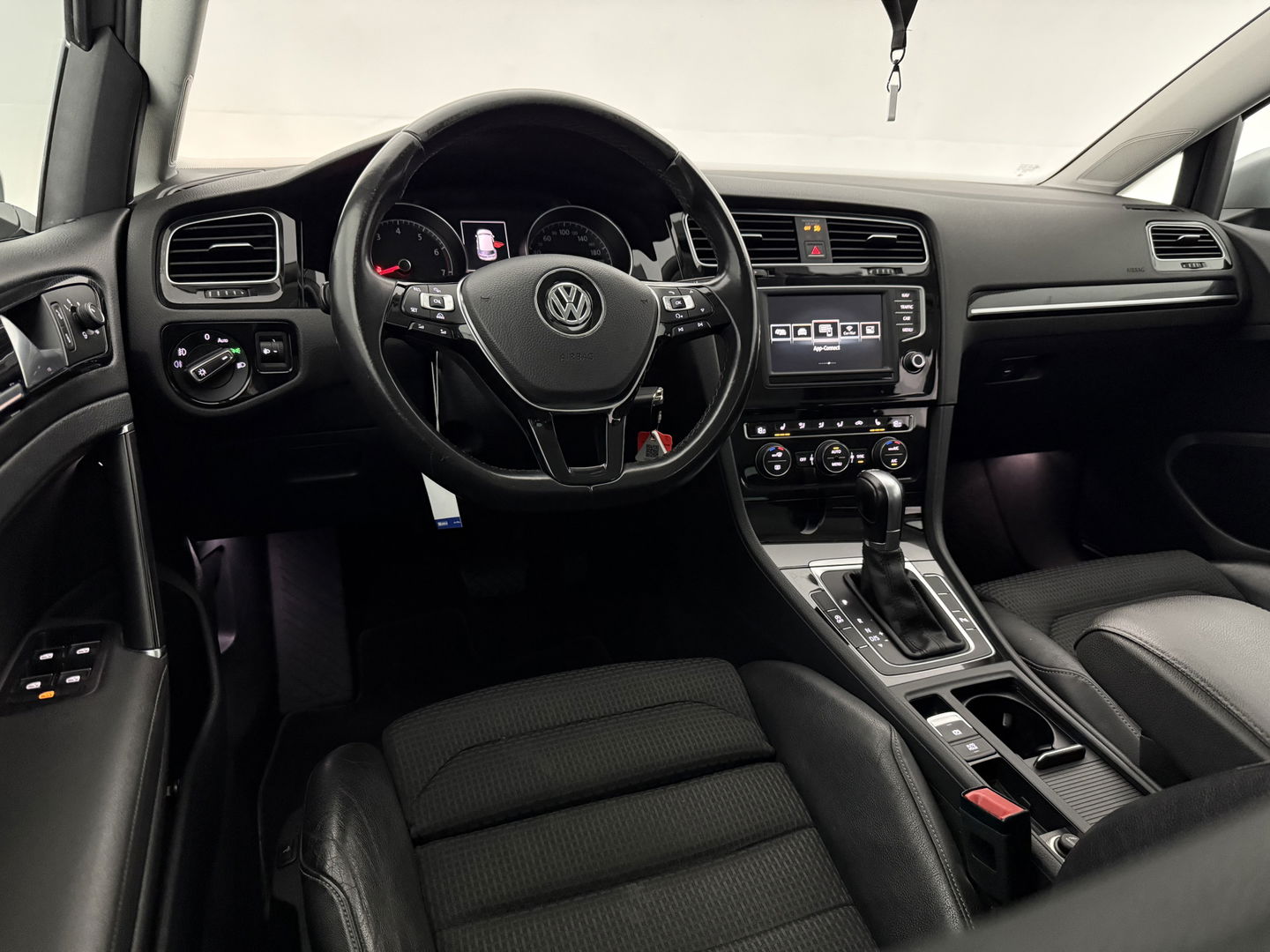 Volkswagen Golf 1.4 TSI R-Line | Camera | Cruise | Clima | Massage | Stoelverw. | Parkeersens. | NAP