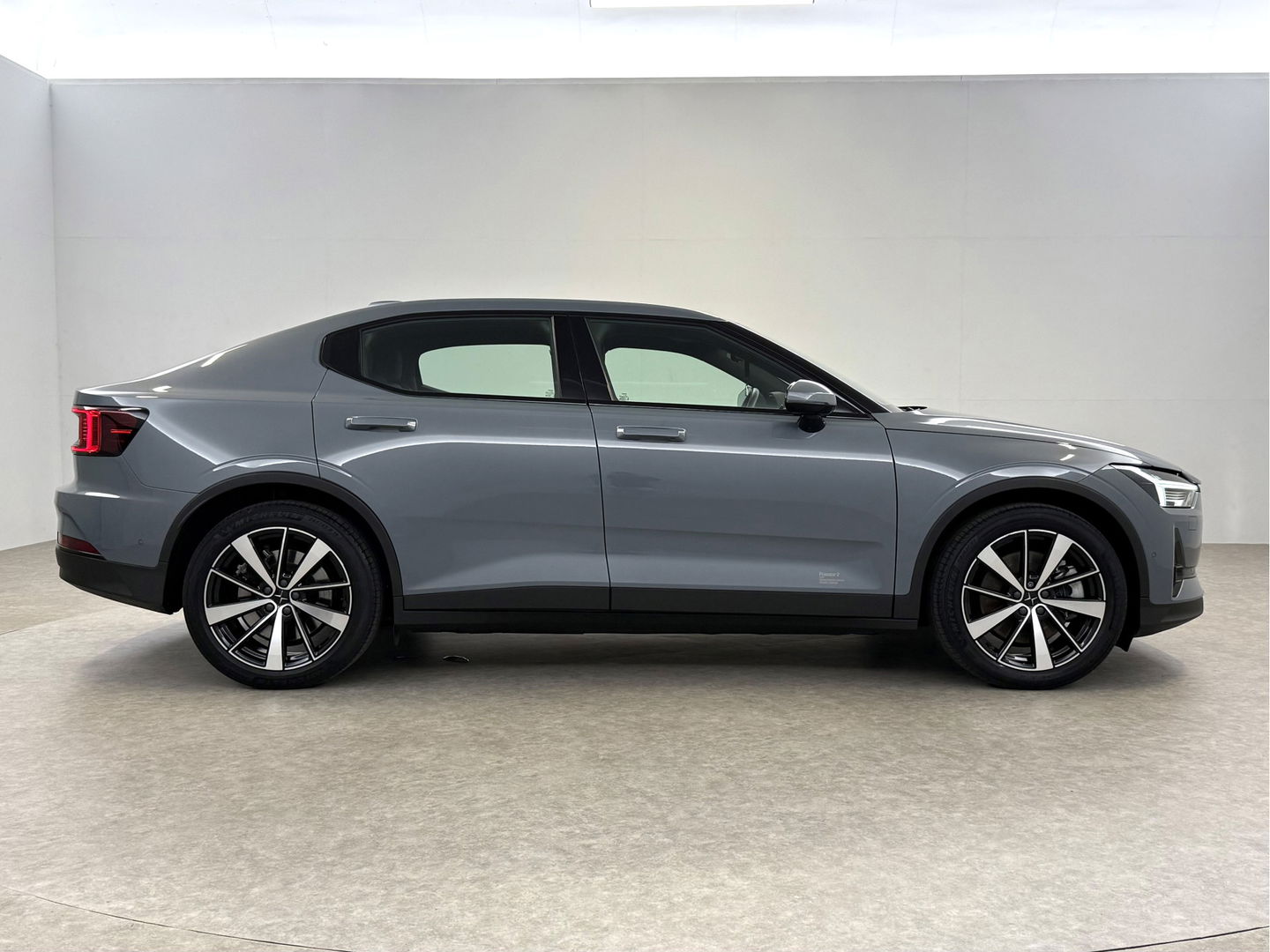 Polestar 2 Long Range Dual Motor 78kWh Launch Edition | SOH 93% | Snelladen | H/K | Pano | Virtual | Memory | Adap. Cruise | 360° Cam | Stoel/Stuur verw. | Trekh. | Keyless | Carplay
